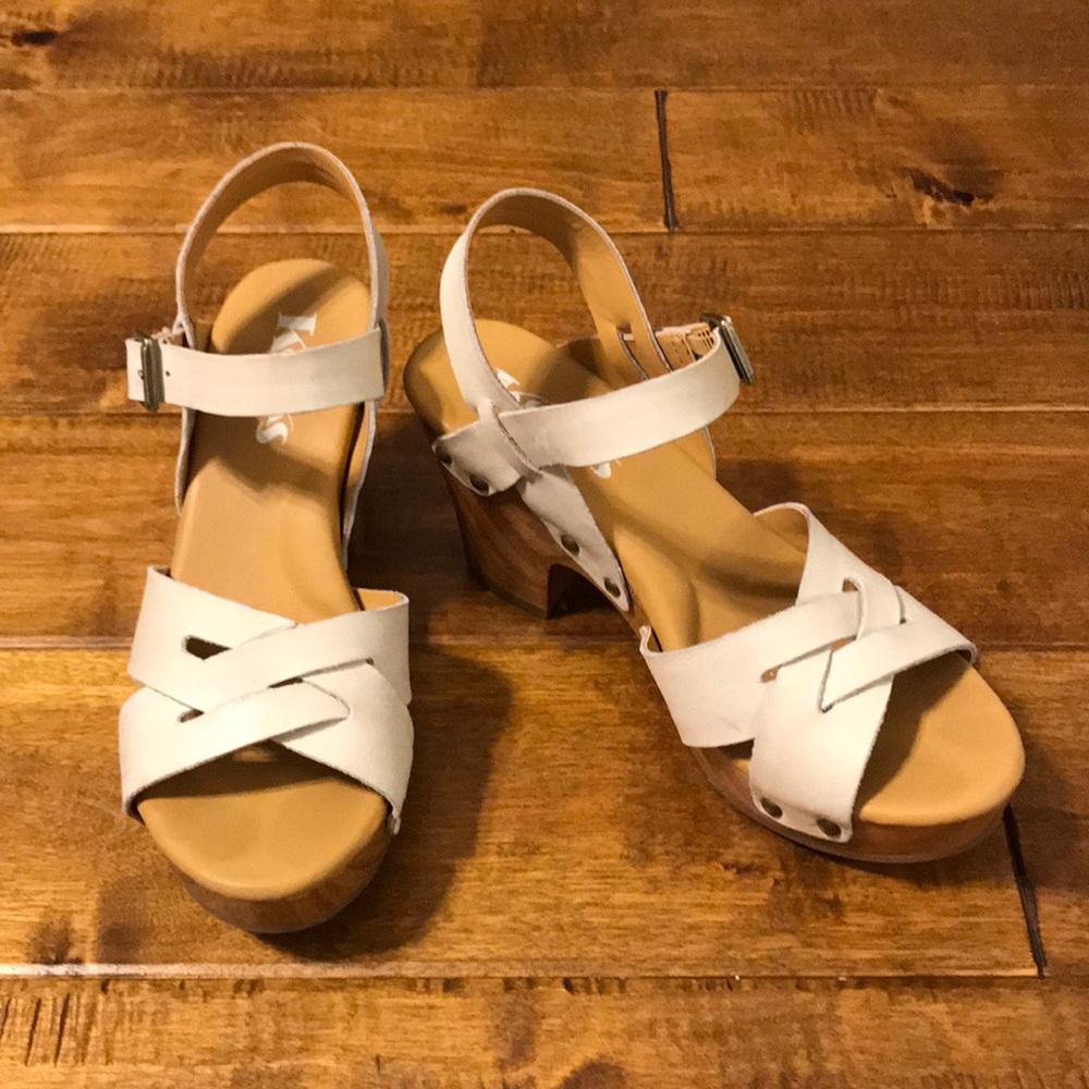 Korks Cream sandals